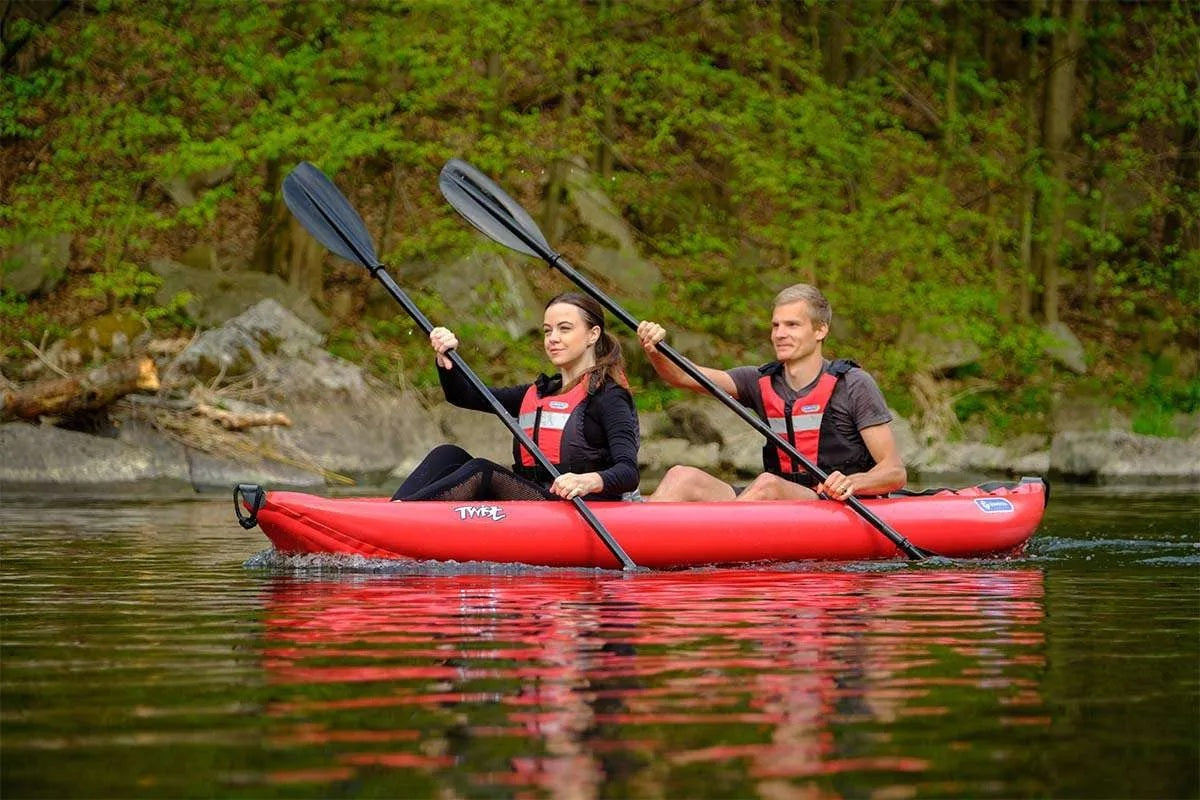 2 Personen im Gumotex Twist I 1er Schlauchkajak – Ultralight Schlauchboot für Paddler, rot , auf dem Wasser